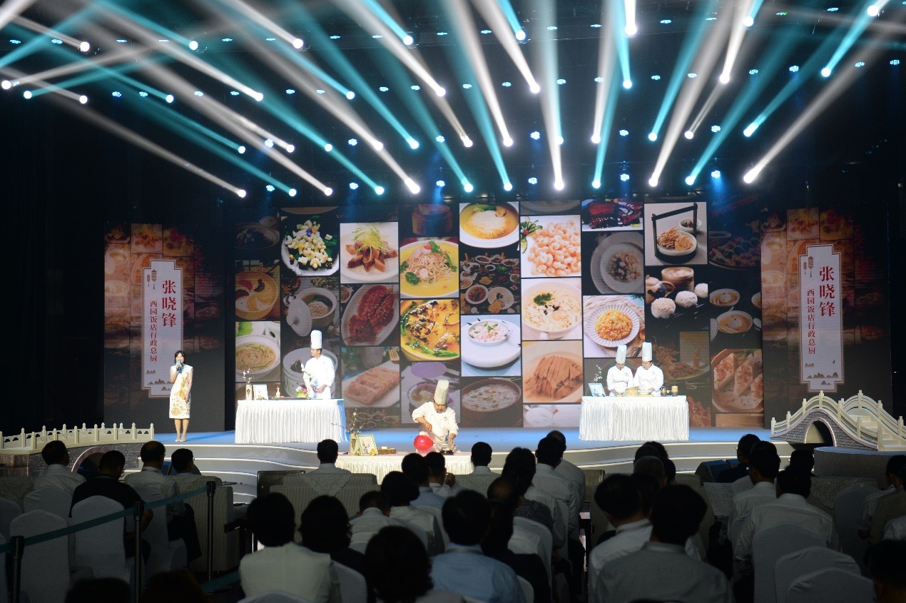 花園國(guó)際大酒店廚師長(zhǎng)朱燾、西園飯店行政總廚張曉鋒、冶春面點(diǎn)總廚倪秋香、冶春面點(diǎn)制作技藝第五代傳人陳詩(shī)雅展示淮揚(yáng)菜絕技。
