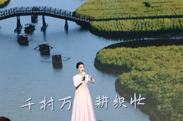 歌唱家、中國(guó)音樂學(xué)院教授雷佳現(xiàn)場(chǎng)演唱。