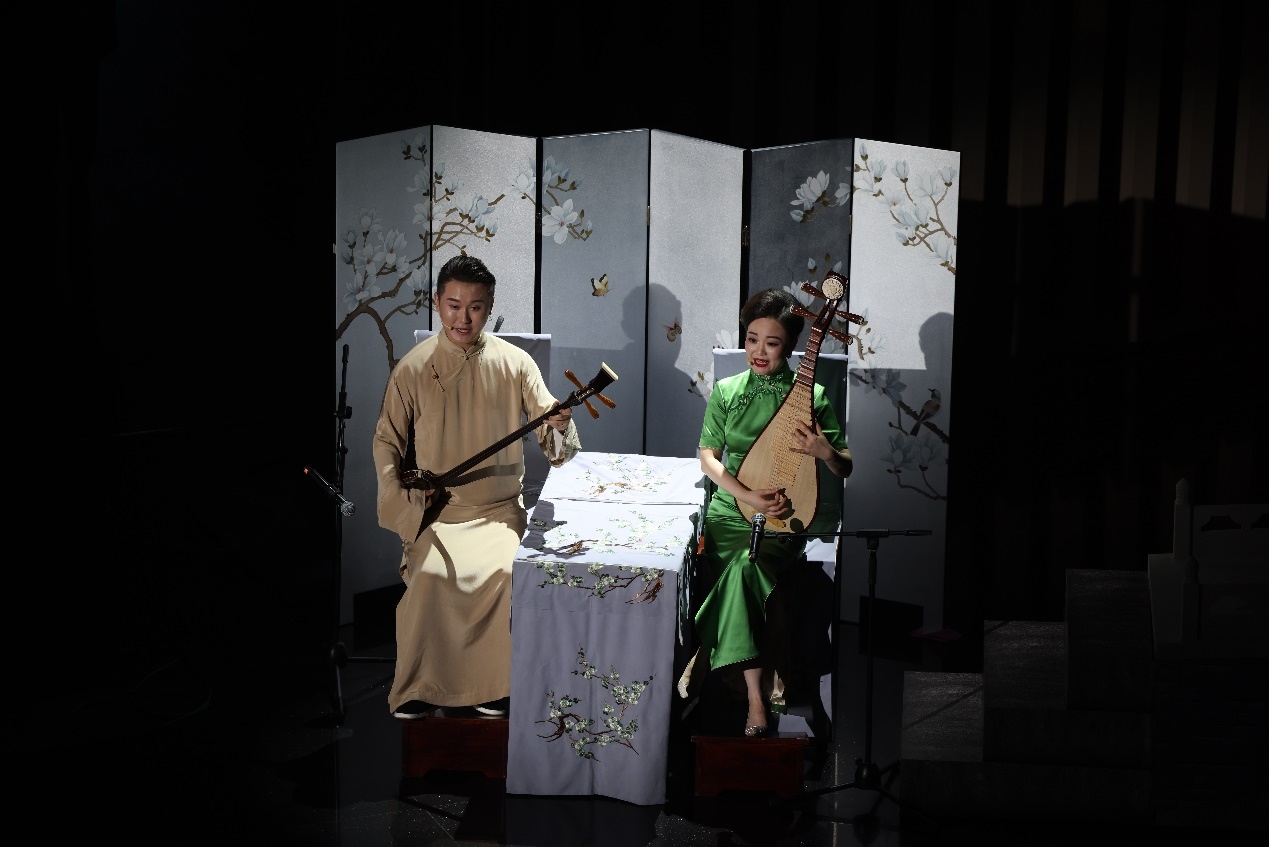 國(guó)家一級(jí)演員、揚(yáng)州曲藝研究所青年演員劉芓君（右）、揚(yáng)州曲藝研究所青年演員王智超（左）現(xiàn)場(chǎng)表演。
