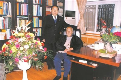2001年2月，李德仁（左一）給導(dǎo)師王之卓拜年。