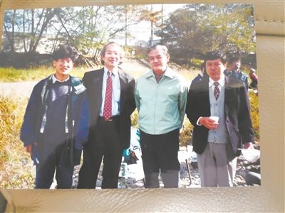薛其坤（左一）在日本求學期間與導師櫻井教授合影。受訪者供圖