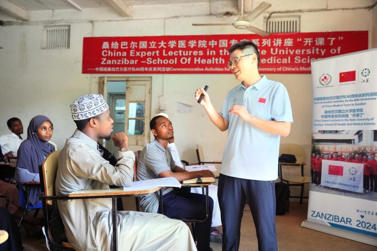 李勇醫(yī)生在解答學生的問題。 中國援桑醫(yī)療隊供圖