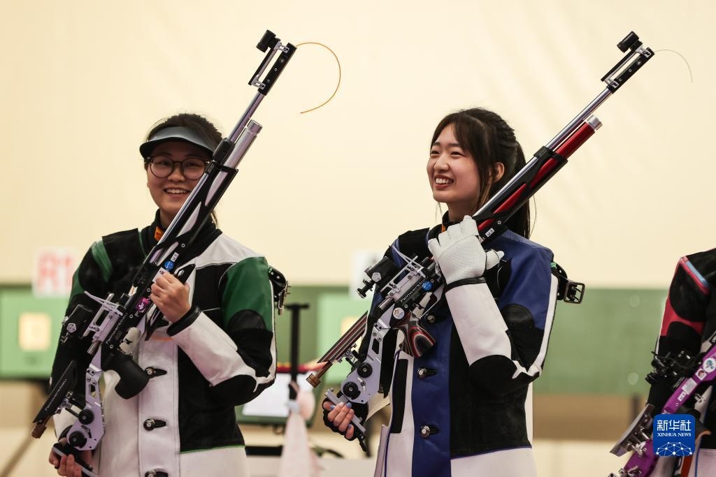 2023年9月24日，在杭州亞運(yùn)會(huì)射擊項(xiàng)目女子10米氣步槍個(gè)人決賽中，中國選手黃雨婷以252.7環(huán)的成績獲得冠軍，韓佳予獲得亞軍，印度選手拉米塔獲得季軍。圖為黃雨婷（右）、韓佳予在比賽后。新華社記者 單宇琦 攝