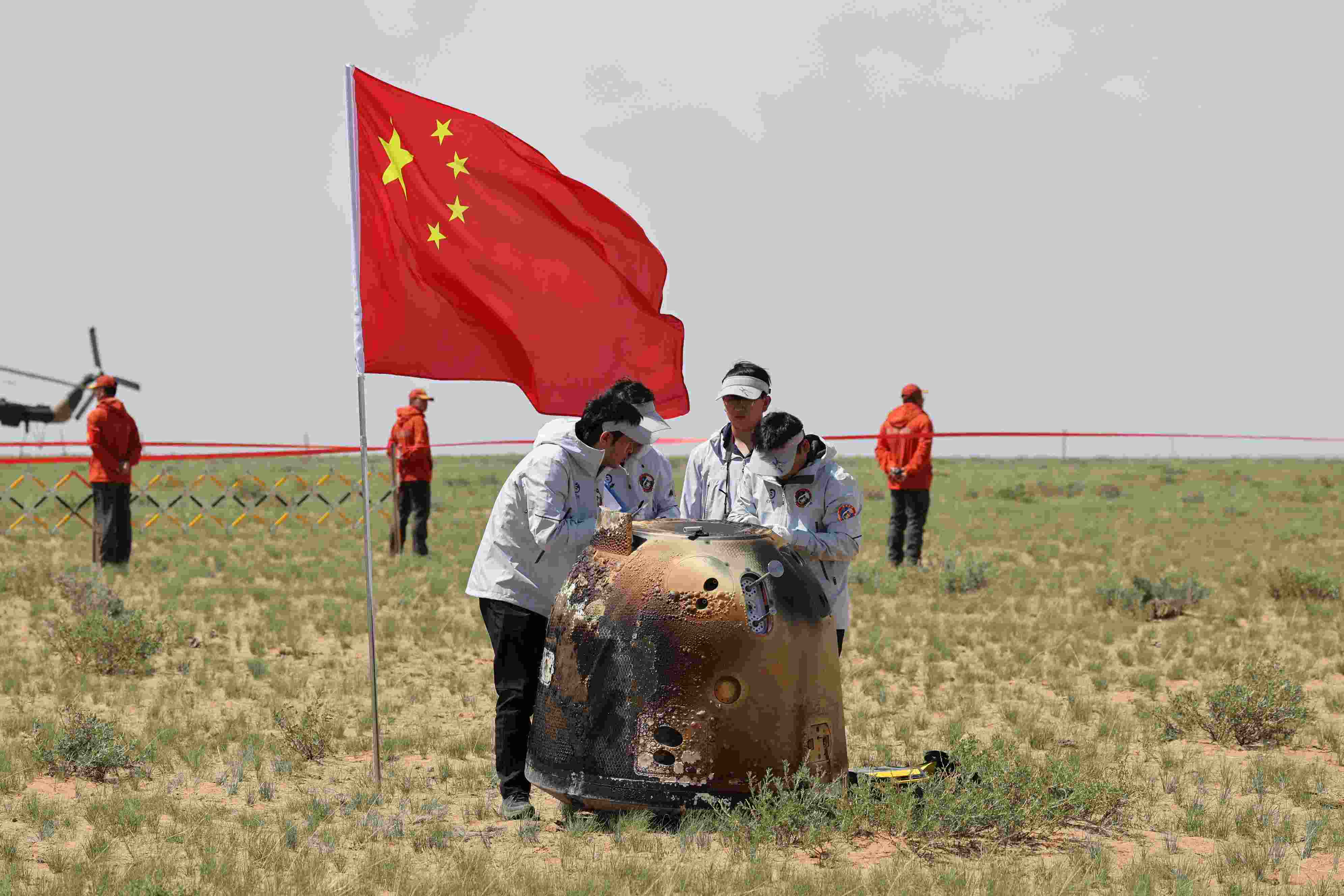 2024年6月25日拍攝的嫦娥六號(hào)返回器回收現(xiàn)場。