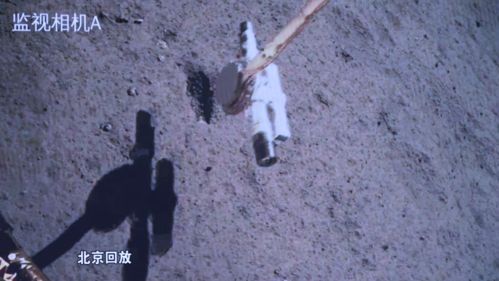 2024年6月4日在北京航天飛行控制中心屏幕上拍攝的嫦娥六號(hào)取樣回放畫面。新華社記者 金立旺 攝