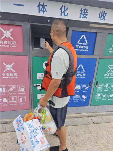 張琪在水上服務(wù)區(qū)處理生活垃圾。人民網(wǎng)記者 黃鈺攝