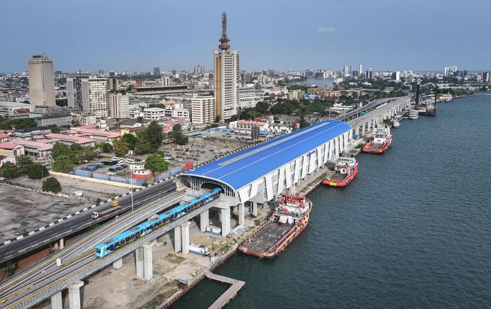 2024年3月2日，在尼日利亞拉各斯，一列輕軌藍(lán)線列車駛?cè)氪a頭站（無(wú)人機(jī)照片）。拉各斯輕軌藍(lán)線是西非地區(qū)首條由中國(guó)企業(yè)自主設(shè)計(jì)、建造、施工、運(yùn)營(yíng)的電氣化城市軌道交通項(xiàng)目。新華社記者 韓旭 攝