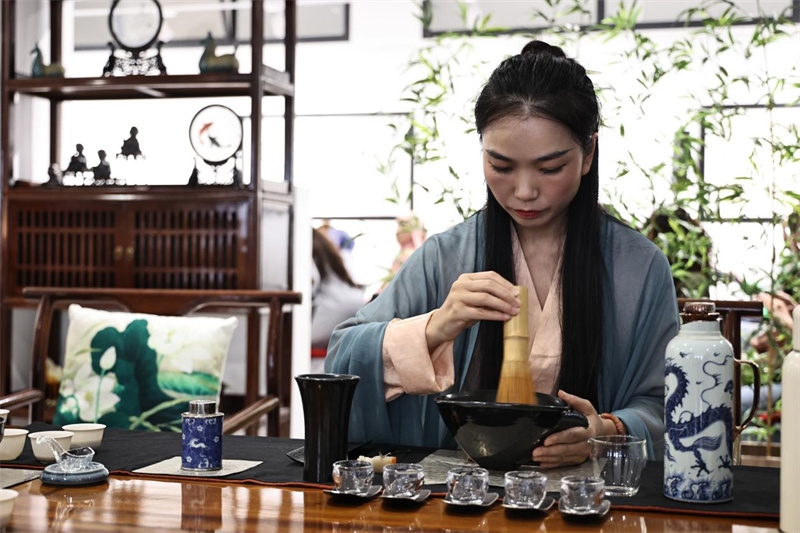 茶藝師現(xiàn)場展示宋式點茶。拉巴特中國文化中心供圖