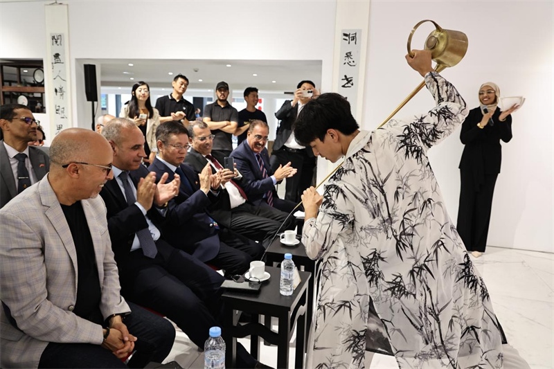 長嘴壺斟茶。拉巴特中國文化中心供圖