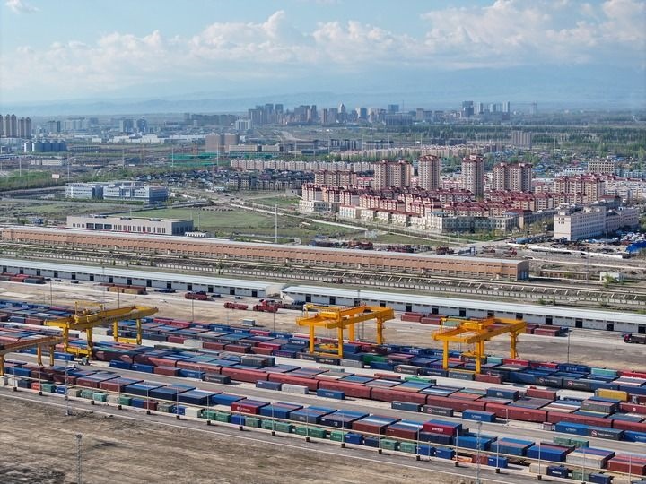 這是2024年4月18日拍攝的霍爾果斯鐵路口岸換裝場(chǎng)（無(wú)人機(jī)照片）。新華社記者 趙戈 攝