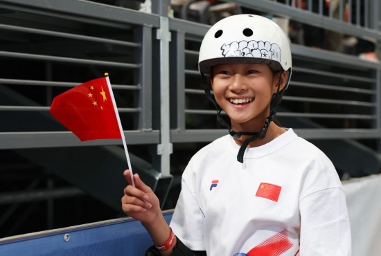5月16日，巴黎奧運(yùn)會資格系列賽上海站滑板女子碗池預(yù)賽在上海舉行。圖為鄭好好在比賽后慶祝，她在預(yù)賽中最佳成績?yōu)?1.73分。新華社記者 王楷焱 攝