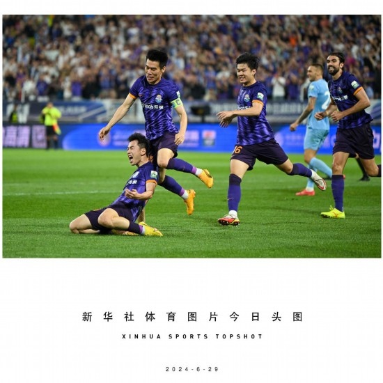  6月29日，天津津門虎隊(duì)球員劉俊賢（左一）在比賽中進(jìn)球后慶祝。新華社記者 孫凡越 攝