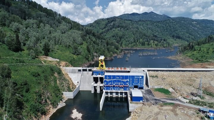 這是2021年7月28日拍攝的哈薩克斯坦圖爾古孫水電站（無(wú)人機(jī)照片）。新華社發(fā)（奧斯帕諾夫攝）