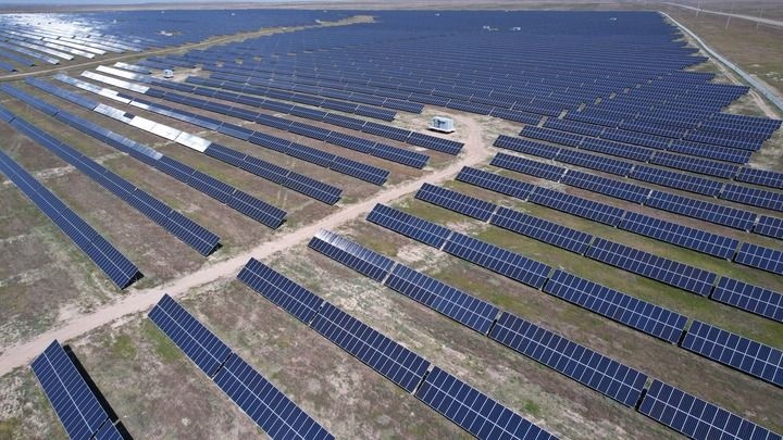這是2023年5月4日在哈薩克斯坦阿拉木圖州拍攝的卡普恰蓋100兆瓦光伏電站的太陽(yáng)能電池板（無(wú)人機(jī)照片）。新華社發(fā)（奧斯帕諾夫攝）