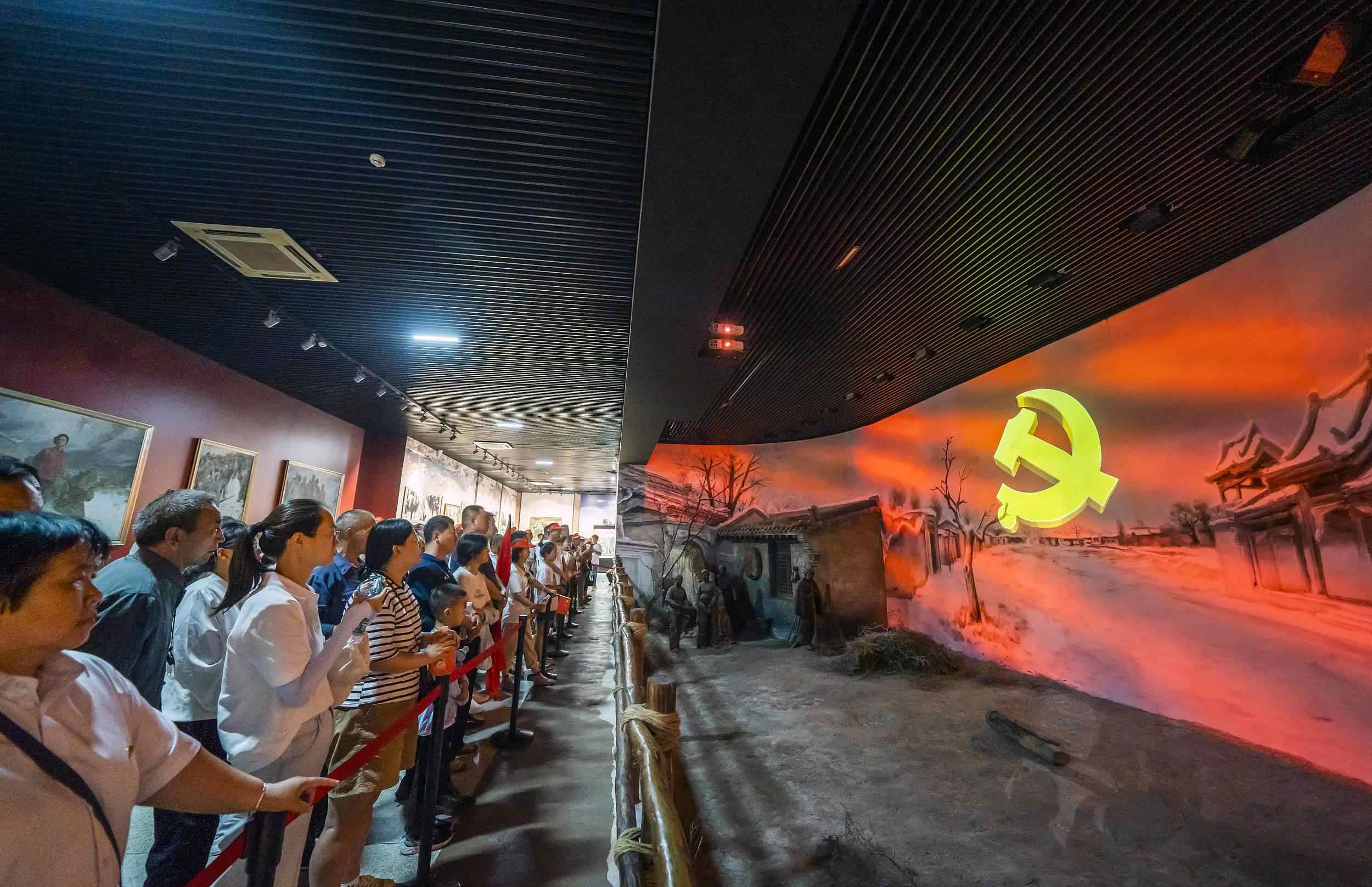 山西呂梁，游客正在文水縣劉胡蘭紀(jì)念館參觀。（圖片來源：視覺中國）