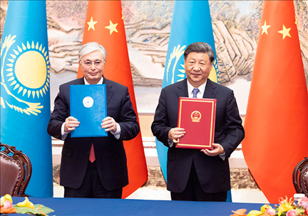 2023年5月17日下午，國(guó)家主席習(xí)近平在西安同來(lái)華出席中國(guó)—中亞峰會(huì)并進(jìn)行國(guó)事訪問(wèn)的哈薩克斯坦總統(tǒng)托卡耶夫會(huì)談。會(huì)談后，兩國(guó)元首簽署了《中華人民共和國(guó)和哈薩克斯坦共和國(guó)聯(lián)合聲明》，共同見(jiàn)證簽署經(jīng)貿(mào)、能源、交通、農(nóng)業(yè)、互聯(lián)互通、人文、地方等領(lǐng)域多項(xiàng)雙邊合作文件。新華社記者 黃敬文 攝