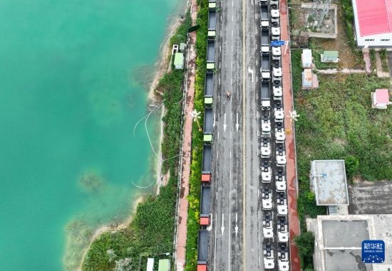 7月2日，車輛在巴克圖口岸有序出境（無人機(jī)照片）。新華社發(fā)（馬丁 攝）