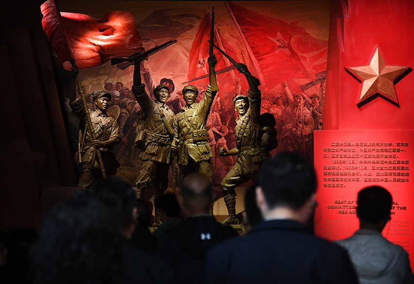 圖為2024年5月9日，游客在延安革命紀(jì)念館參觀。 新華社記者 張博文 攝
