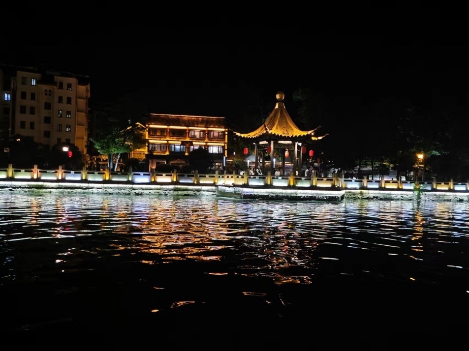 里運(yùn)河文化長廊夜景。人民網(wǎng)記者 黃鈺攝