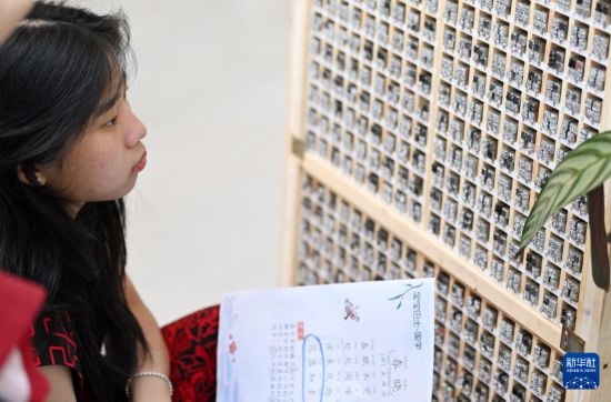 7月3日，外國學(xué)生在了解中國的活字印刷。新華社記者 李然 攝