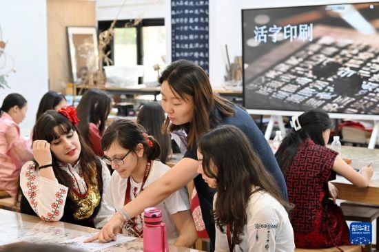 7月3日，外國學(xué)生在了解中國文化。新華社記者 李然 攝