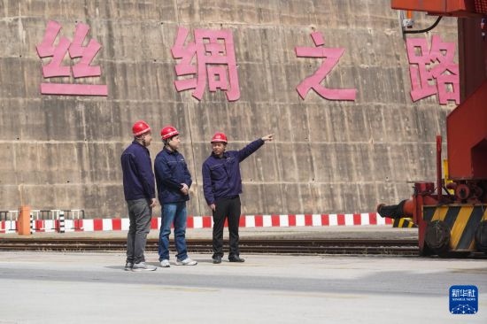 中哈兩國(guó)工作人員在中哈連云港物流合作基地交流（2023年5月10日攝）。新華社記者 季春鵬 攝