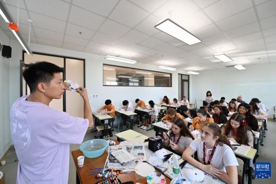 7月3日，外國學(xué)生在學(xué)習(xí)繪制京劇臉譜。新華社記者 李然 攝