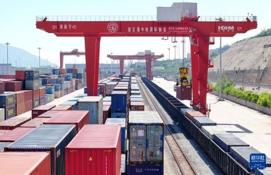 6月30日，在中哈連云港物流合作基地，大型機(jī)械在吊裝集裝箱（無(wú)人機(jī)照片）。新華社發(fā)（王健民 攝）