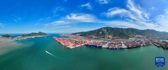 6月26日，貨輪停靠在連云港港集裝箱碼頭（無(wú)人機(jī)照片）。新華社記者 季春鵬 攝