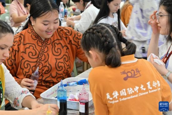7月3日，外國學(xué)生在了解中國的染布技術(shù)。新華社記者 李然 攝