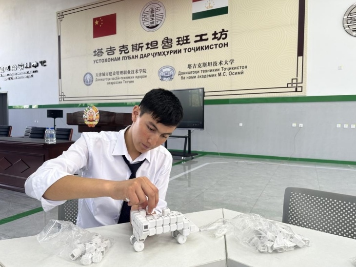 在塔吉克斯坦魯班工坊內(nèi)，學(xué)員正在操作能力源創(chuàng)新套件。本報記者 屈佩 攝