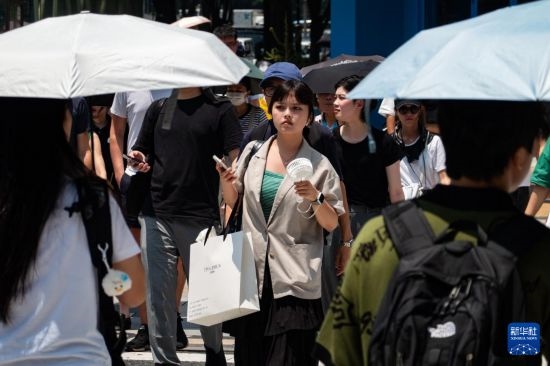 7月4日，人們在日本東京原宿的街道上行走。新華社記者 張笑宇 攝