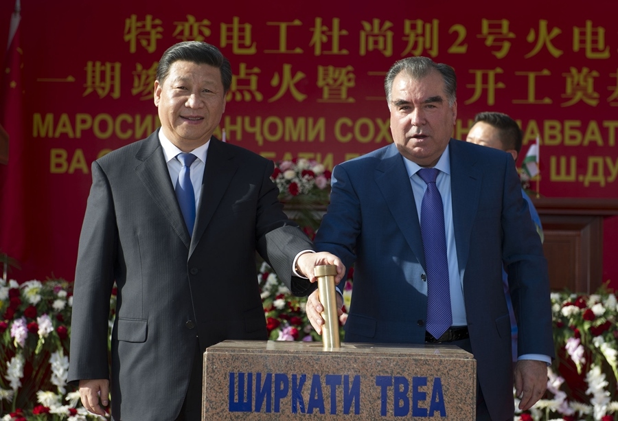 2014年9月13日，國家主席習(xí)近平和塔吉克斯坦總統(tǒng)拉赫蒙在杜尚別共同出席中塔兩國重大合作項(xiàng)目——杜尚別2號熱電廠一期工程竣工儀式、二期工程開工儀式。這是習(xí)近平和拉赫蒙一同將裝有兩國元首簽名二期工程奠基紀(jì)念頁的金色金屬管放入水泥墩中。新華社記者 黃敬文 攝