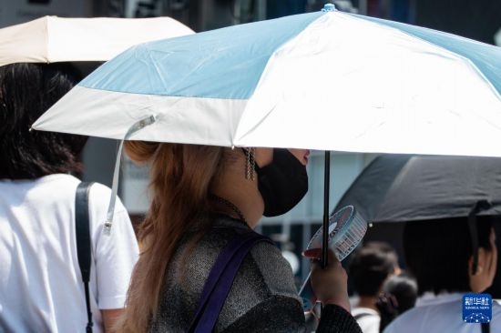 7月4日，人們在日本東京原宿的街道上等待紅綠燈。新華社記者 張笑宇 攝