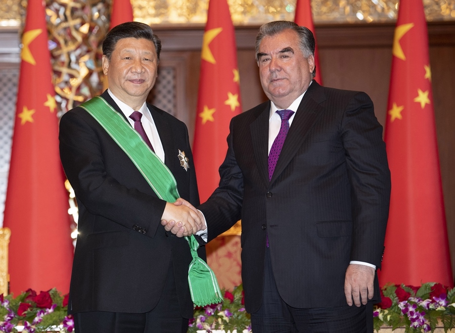 2019年6月15日，國家主席習(xí)近平在杜尚別出席儀式，接受塔吉克斯坦總統(tǒng)拉赫蒙授予“王冠勛章”。新華社記者 沙達(dá)提 攝