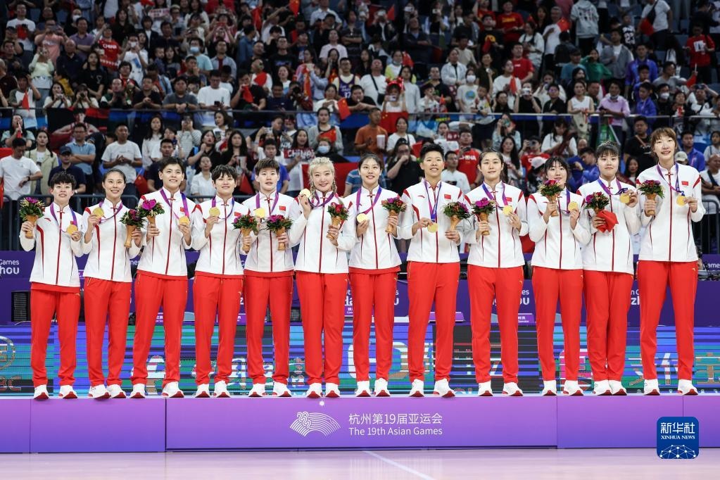 2023年10月5日，在杭州亞運會籃球項目女子決賽中，中國隊以74比72戰(zhàn)勝日本隊，奪得冠軍。圖為中國隊球員在頒獎儀式上。新華社記者 潘昱龍 攝