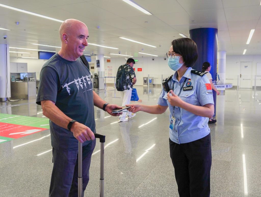  7月2日，南寧邊檢站移民管理警察引導(dǎo)外籍旅客有序通關(guān)。（南寧邊檢站供圖）