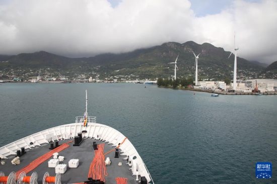 7月5日，中國(guó)海軍“和平方舟”號(hào)醫(yī)院船抵達(dá)塞舌爾維多利亞新港碼頭。新華社發(fā)（劉志磊 攝）