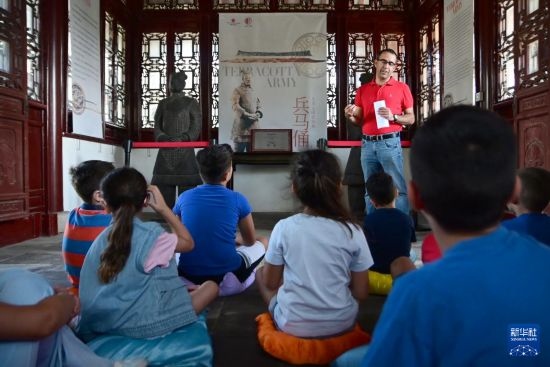 7月4日，在馬耳他桑塔露琪亞市的中國古典園林“靜園”，人們聆聽關于兵馬俑的講解。新華社發(fā)（喬納森·博格 攝）