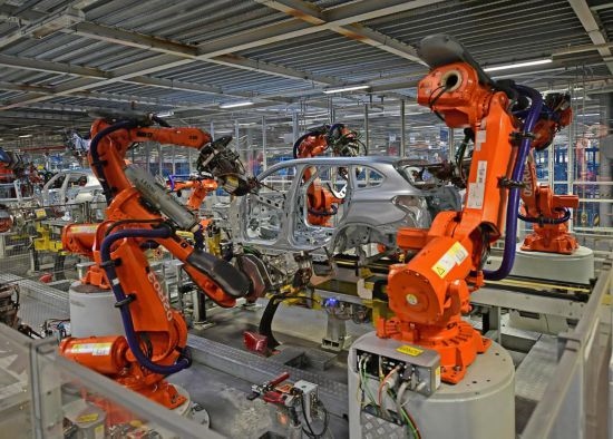 在華晨寶馬沈陽鐵西工廠車身車間，機器臂在焊接車身（2022年2月16日攝）。新華社記者 楊青 攝