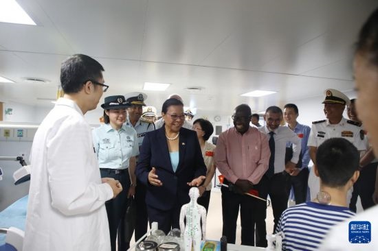7月5日，塞舌爾衛(wèi)生部長(zhǎng)維多在中國(guó)海軍“和平方舟”號(hào)醫(yī)院船上參觀中醫(yī)診室。新華社發(fā)（劉志磊 攝）