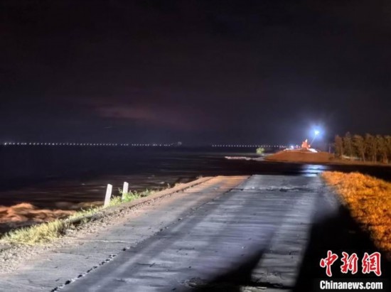  7月6日凌晨，湖南岳陽華容縣團(tuán)洲垸洞庭湖一線堤防決口現(xiàn)場。中新社記者 白祖偕 攝