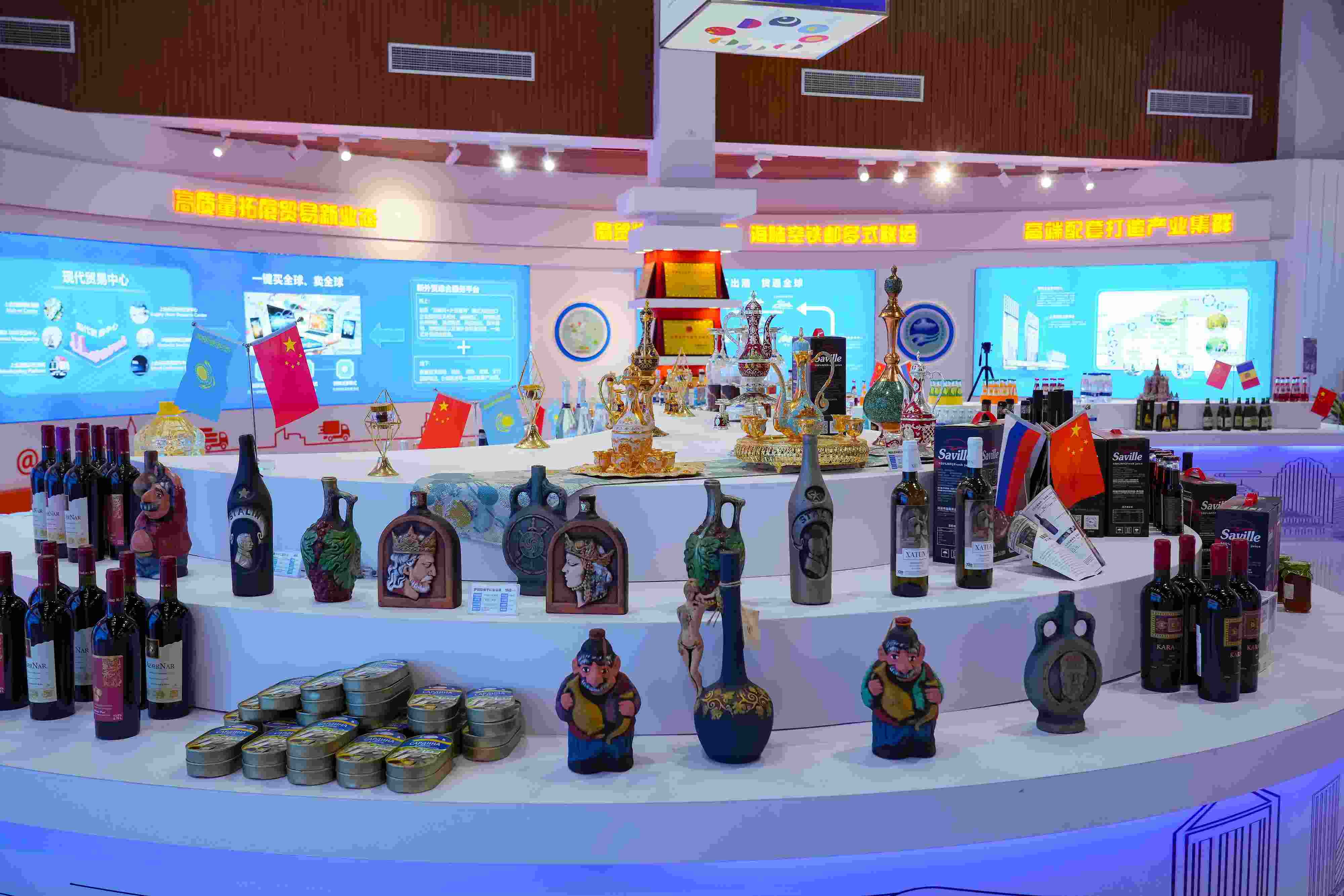 2022年10月19日，青島，上合示范區(qū)展出的上合組織國(guó)家特色商品。