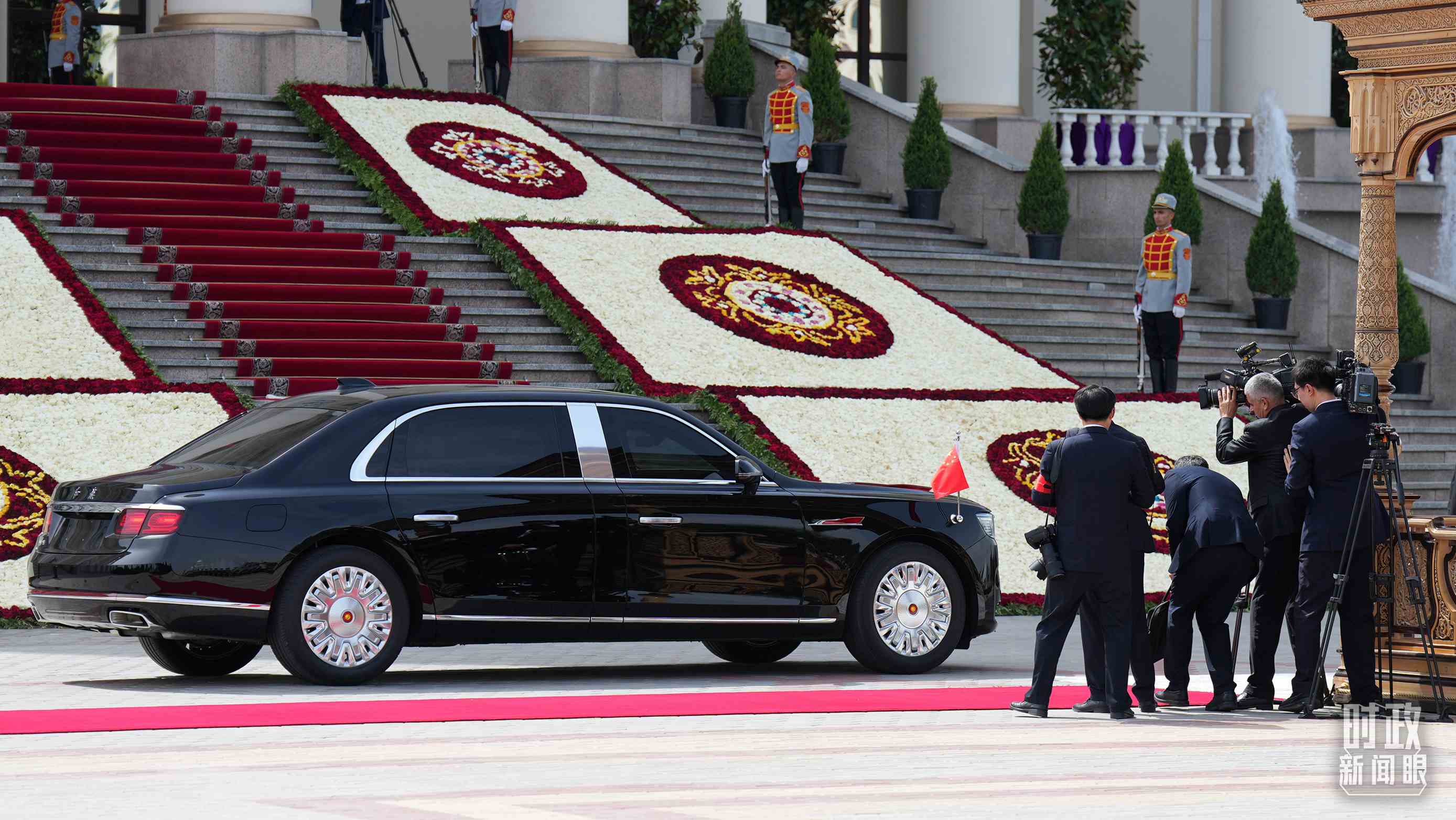 △習主席乘坐的紅旗車抵達塔總統(tǒng)府。（總臺記者李晉拍攝）