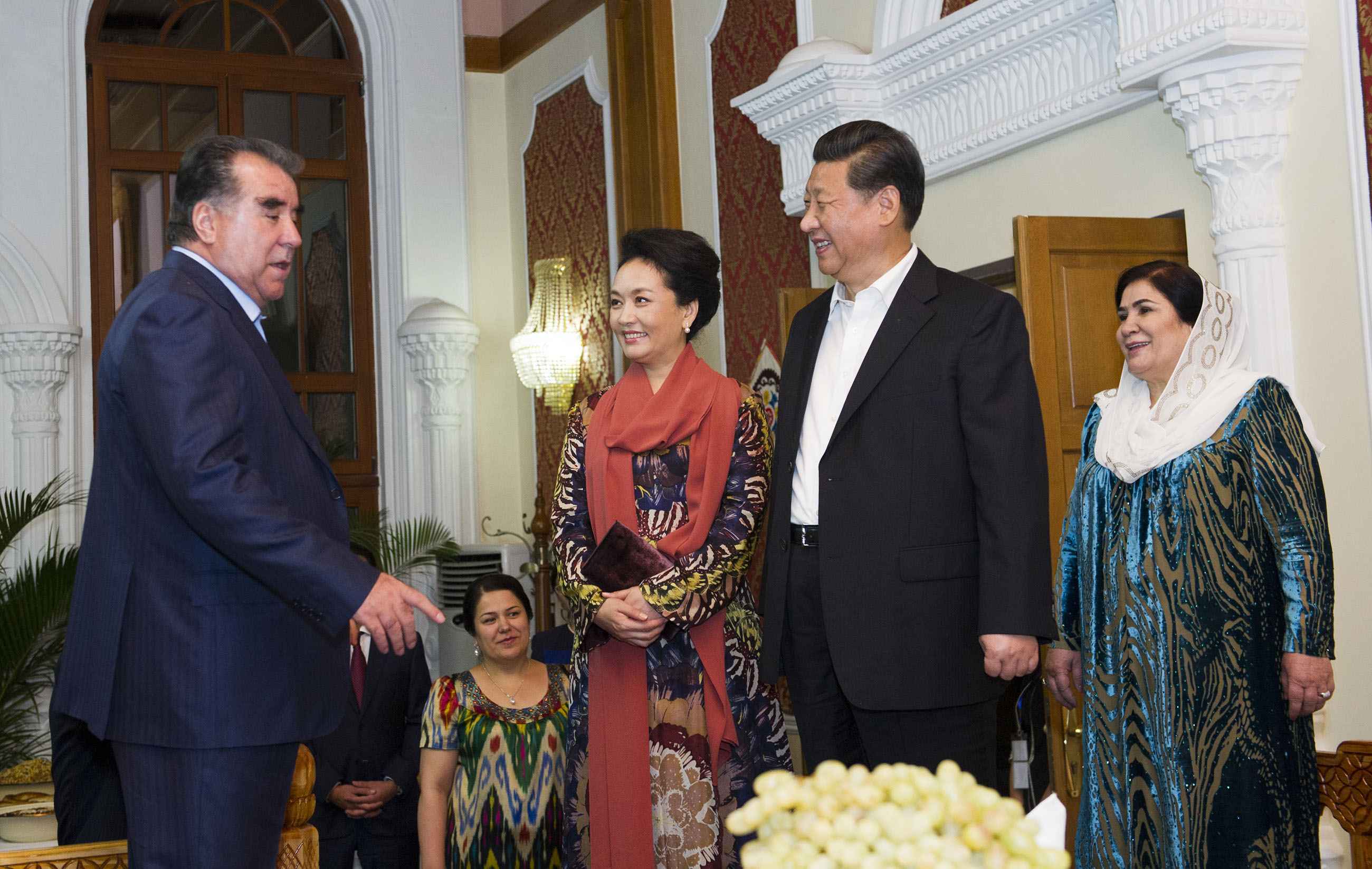 2014年9月12日，習(xí)近平主席在杜尚別出席塔吉克斯坦總統(tǒng)拉赫蒙舉行的家宴。這是習(xí)近平主席和夫人彭麗媛在拉赫蒙夫婦陪同下參觀總統(tǒng)官邸。