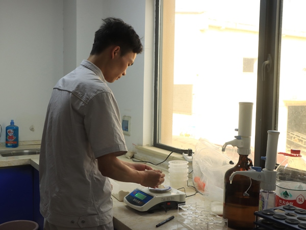 武漢直屬庫租倉點(diǎn)質(zhì)檢員正在對小麥進(jìn)行質(zhì)量檢測。受訪者供圖