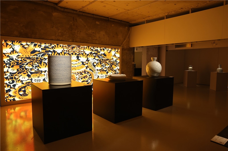 《新生萬物-中國(guó)非遺與當(dāng)代設(shè)計(jì)展》展廳。陽光媒體集團(tuán)供圖