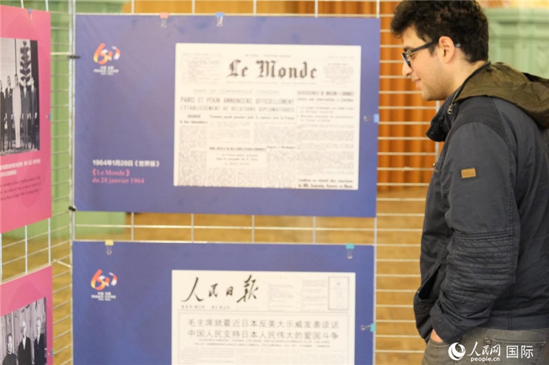 蒙達(dá)爾紀(jì)市民駐足“中法建交六十周年”圖片展。人民網(wǎng)記者 于超凡攝