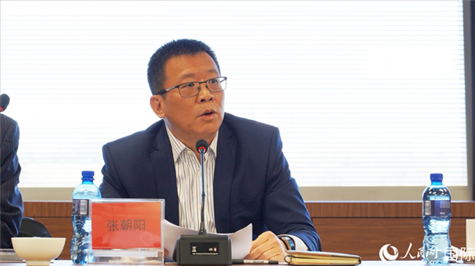 張朝陽(yáng)代會(huì)長(zhǎng)做協(xié)會(huì)上半年工作匯報(bào)。人民網(wǎng) 劉暢攝
