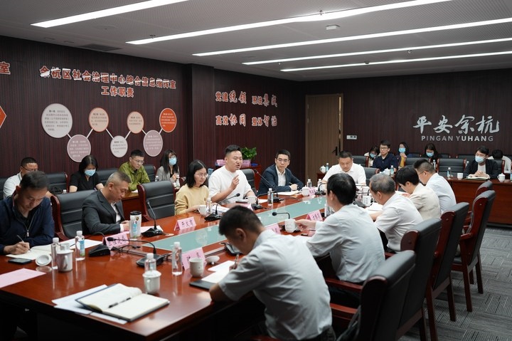 由浙江省信訪局和相關(guān)部門負(fù)責(zé)人組成的下訪團在杭州市余杭區(qū)社會治理中心接待來訪群眾。新華社記者 翁忻旸 攝